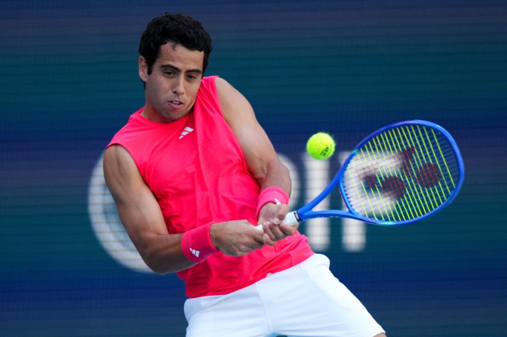 雪花飘飘北风萧萧，记者：世界杯抽签仪式场外下着大雪