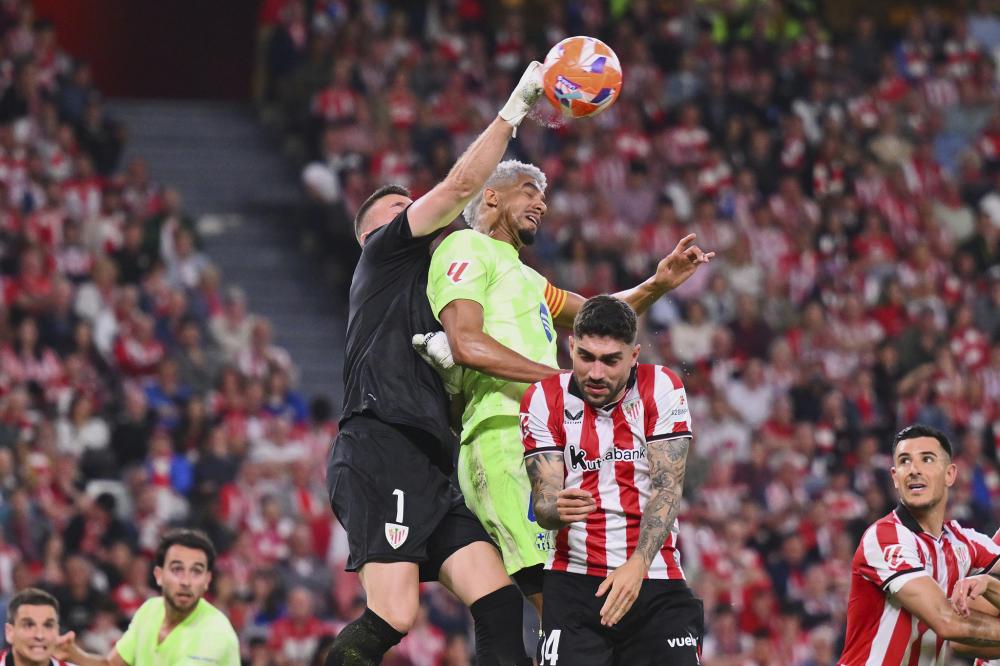 阿图什杯球员进球后跑上看台给母亲献花，后两黄变一红被罚下