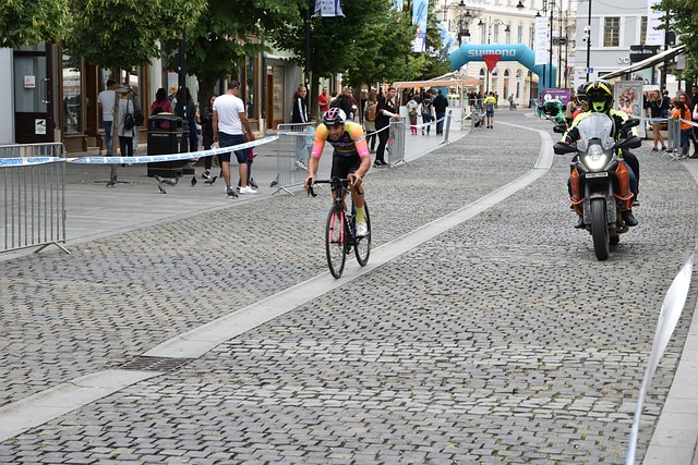 国安球迷跟河南球迷在烧烤店发生冲突，涉事球迷已经被警察带走